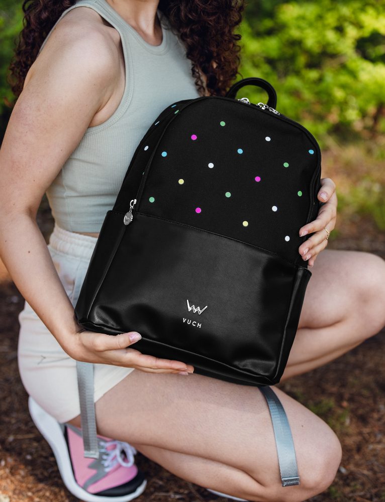 VUCH Zane Dotty Black.

Vnútorný priestor s oddeleným priestorom na mini notebook
Nastaviteľné ramenné popruhy
Predná priehradka uzatvárateľná na zips
Extrémne pevný a odolný materiál
 Cutie dotty
Vytmav to sivej!
Kolekcia Cutie Dotty je do bodky vybavená hravosťou a šmrncom.