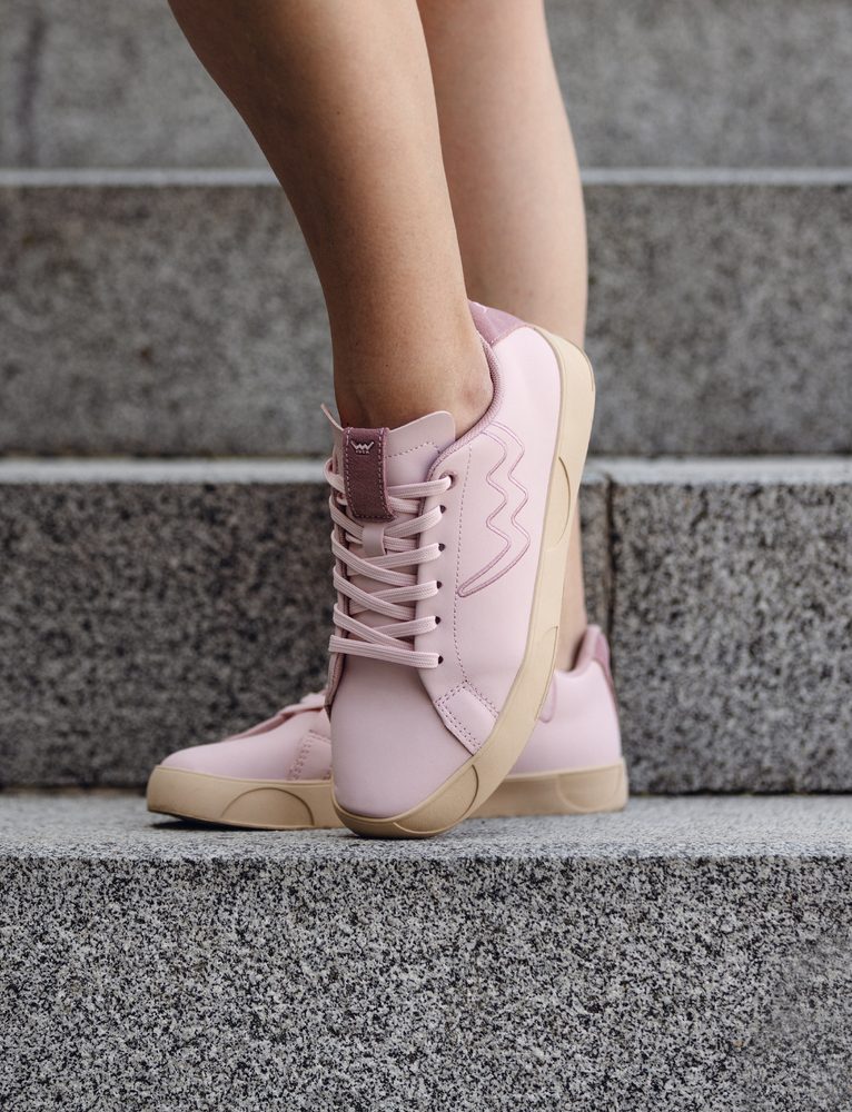 VUCH Dotty Classic Dusty Pink - 38.
Podrážka je tvorená zo 100% prírodného kaučuku a decentne odkazuje na typické bodky, ktoré poznáte z našich kolekcií.
Stavte na klasiku v novom kabáte – DOTTY CLASSIC sú štýl, pohodlie a osobitosť v jednom.

Zvršok z PU Polyuretánu
Podrážka zo 100% prírodného kaučuku
Vytlačený motív bodiek na podrážke
Veľkosti 36–43
Tvarovaná vnútorná vložka, vypolstrovaná pamäťovou penou
Kombinácia hladkého a štruktúrovaného materiálu
 OBUV
Vuch topánky sú originalita, čo šliape.