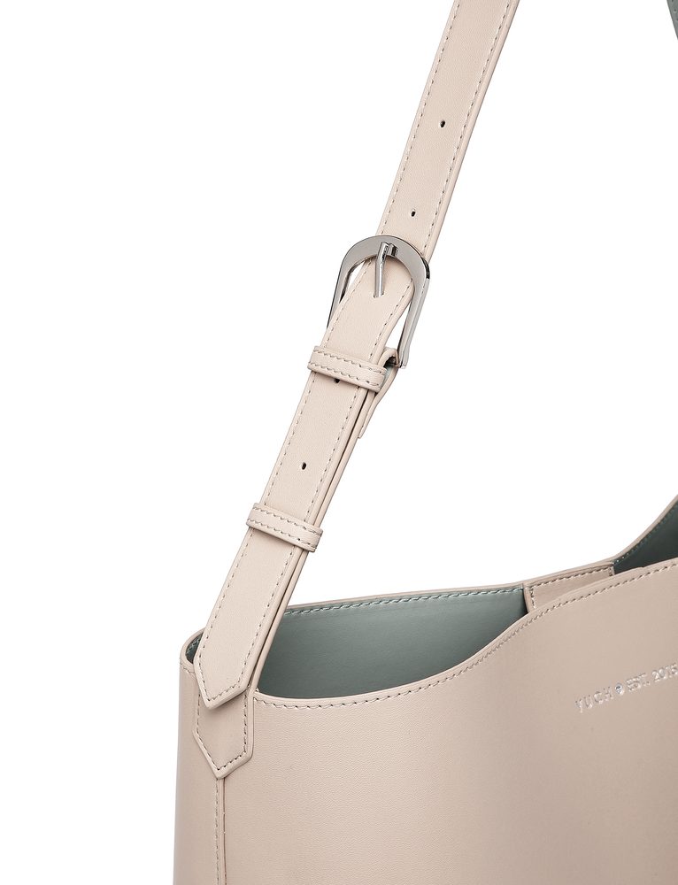 VUCH Justeene Cappucion.

Elegantná kabelka z kolekcie SimplyV
Vnútorné vrecko na zips na drobnosti
Zapínanie na magnet
Zmestí sa do nej A4 aj menší notebook
 SimplyV
Simple Vušky, Simply Vuch!
Nadčasová, minimalistická a elegantná.