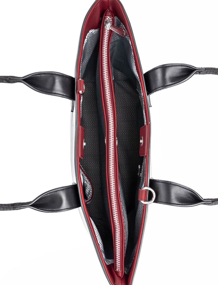 VUCH Wennie.
Vnútorné usporiadanie bude baviť každú organizovanú ženu.

Hlavné zapínanie na 2 magnety
Veľké vrecko na zips
Vnútri mini peňaženka na drobnosti (90 x 140 mm)
Súčasťou kabelky je crossbody popruh
 SimplyV
Simple Vušky, Simply Vuch!
Nadčasová, minimalistická a elegantná.