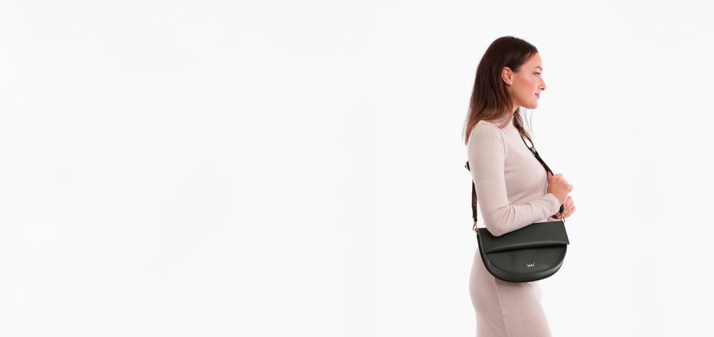 VUCH Corrado Green.

Pevný materiál
Hlavné zapínanie na magnet
Minimalistická rovná klopa
Nastaviteľný popruh
 Ľadvinky
Veľkolepý návrat.