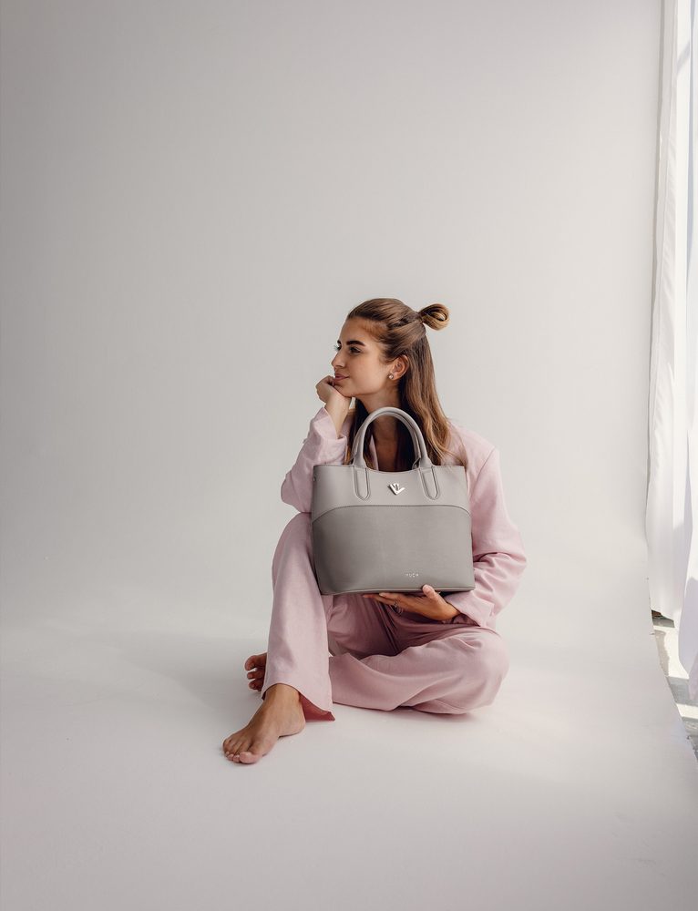 VUCH Christel Divide Grey.

Elegantná business kabelka
Zdobená štýlovým kovovým logom Vuch
Crossbody popruh pre pohodlné nosenie
Zadné vrecko na zips na drobnosti
 Kabelky do ruky
Premýšľaš, že si kúpiš kabelku do ruky, ktorú už z ruky nikdy nedáš?