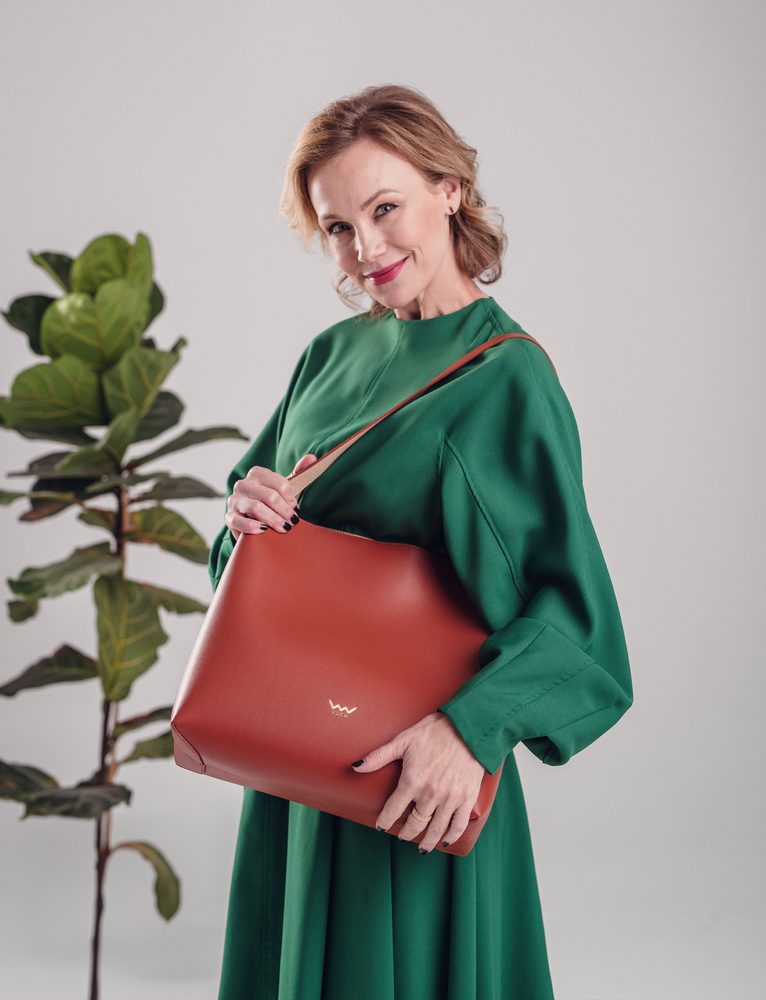 VUCH Justeene Brown.

Elegantná kabelka z kolekcie SimplyV
Vnútorné vrecko na zips na drobnosti
Zapínanie na magnet
Zmestí sa do nej A4 aj menší notebook
 SimplyV
Simple Vušky, Simply Vuch!
Nadčasová, minimalistická a elegantná.