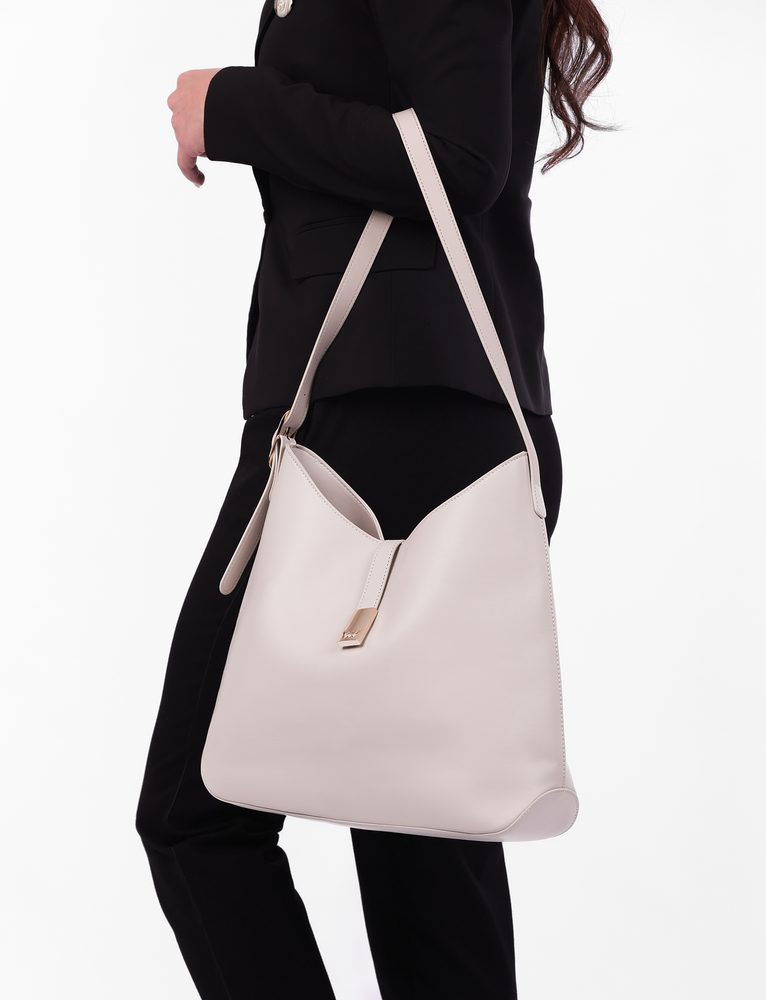 VUCH Maxine Beige.

Kabelka z bio materiálu
Zapínanie na pásik s magnetom
Zaoblené pevné dno
Vnútorné priehradky a kapsička na zips
Nastaviteľný popruh
 Eco kabelky
„Udržateľnosť, šetrnosť, ohľaduplnosť.