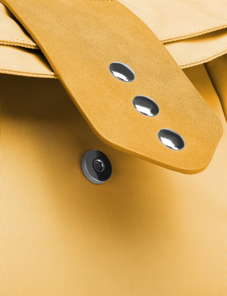 VUCH Mellora Yellow.

Vnútorný oddelený priestor na mini notebook
Vnútorná malá priehradka na zips
Zapínanie na zips, je možné aj na patent 
Nastaviteľné ramenné popruhy
Extrémne pevný a odolný materiál
 BATOHY 
„Praktickosť, komfort a funkčnosť.