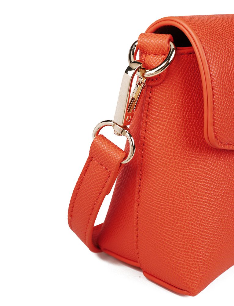 VUCH Silvano Coral Red.

Jednoduchý a čistý dizajn
Chlopňa na skrytý magnet
8 priestranných priehradiek na karty
Nastaviteľný crossbody popruh
 Crossbody
Nadčasová klasika, ktorú môžeš nosiť v lete aj v zime, do práce aj na prechádzku, k tenierkam aj lodičkám.