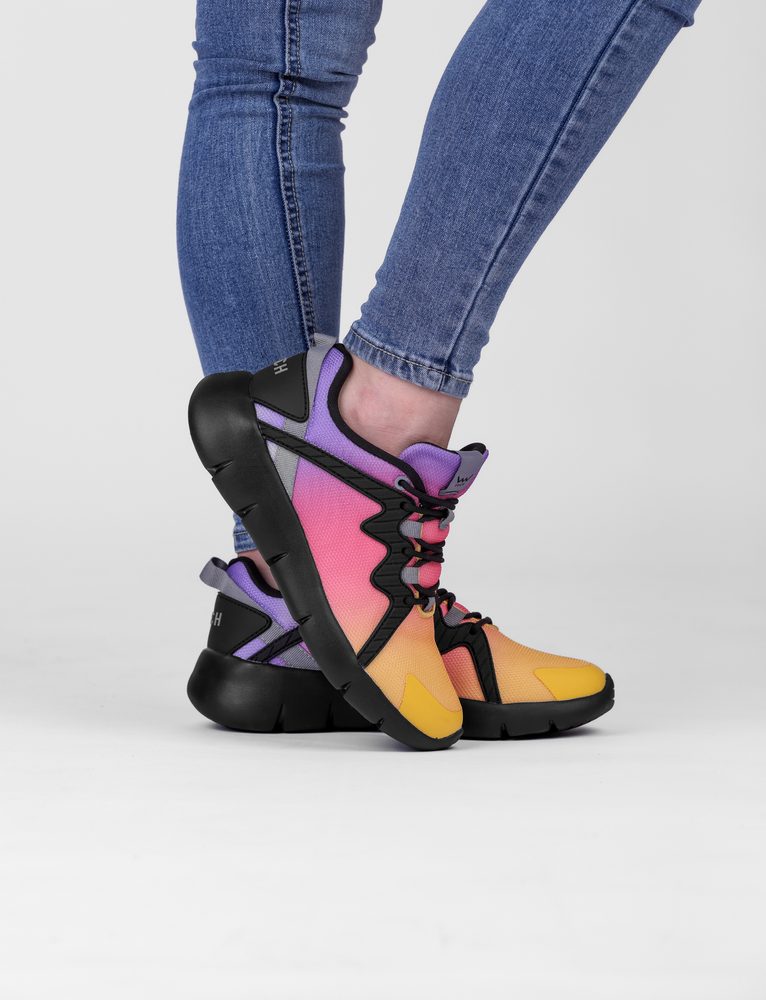 VUCH Flash E Decadence.

Vyrobené z recyklovaných materiálov
Ľahká, odolná a anatomicky tvarovaná podrážka
Tvarovaná vnútorná vložka s jedinečnou AI potlačou
 OBUV
Vuch topánky sú originalita, ktorá šľape.