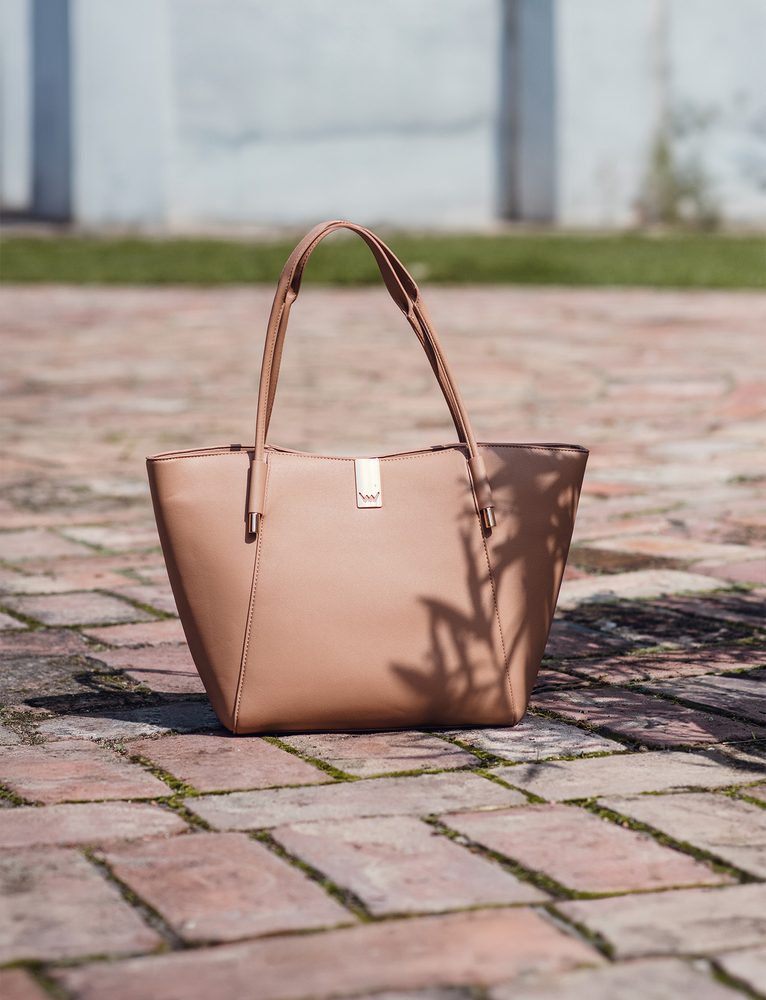 VUCH Laurie Simply Cappucion.

Veľká kabelka s pevným dnom
Celá sa zatvára na zips, takže nič pre nenechavcov
Dlhé pohodlné ušká sedia na predlaktí aj na ramene
 SimplyV
Simple Vušky, Simply Vuch!
Nadčasová, minimalistická a elegantná.