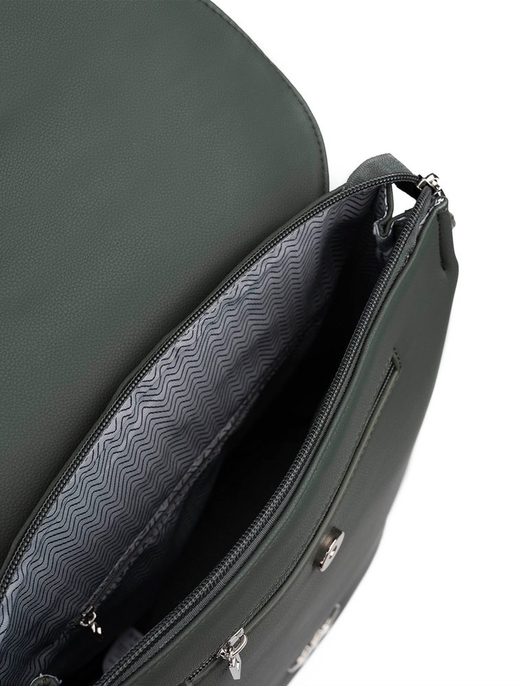 VUCH Joanna Khaki.

Priestranná vnútorná priehradka s dvojitým zapínaním - zips a patent
Praktická vonkajšia priehradka na zips na prednej aj zadnej časti batohu
Vnútorné priehradky na mobil a priehradka na zips
Nastaviteľné ramenné popruhy
 BATOHY 
„Praktickosť, komfort a funkčnosť.