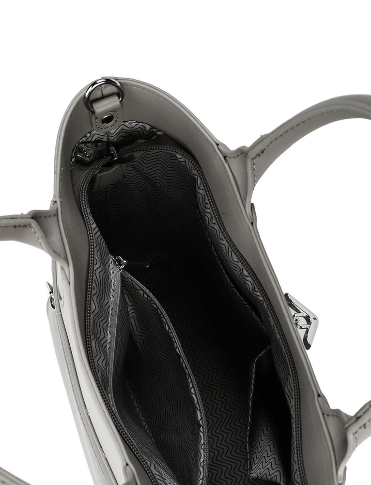 VUCH Christel Divide Grey.

Elegantná business kabelka
Zdobená štýlovým kovovým logom Vuch
Crossbody popruh pre pohodlné nosenie
Zadné vrecko na zips na drobnosti
 Kabelky do ruky
Premýšľaš, že si kúpiš kabelku do ruky, ktorú už z ruky nikdy nedáš?