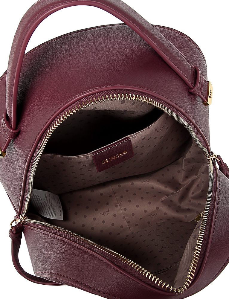 VUCH Ami Wine.

Dizajn s novým prešívaním
Hlavné zapínanie na zips s dlhými ťaháčikmi zipsu
Vonkajšia kapsička na zips
Vnútorné priehradky na drobnosti
Nastaviteľné ramenné popruhy
 BATÔŽKY
„Že máš v mysli zakorenené, že batôžky nie sú dostatočne kombinovateľné?