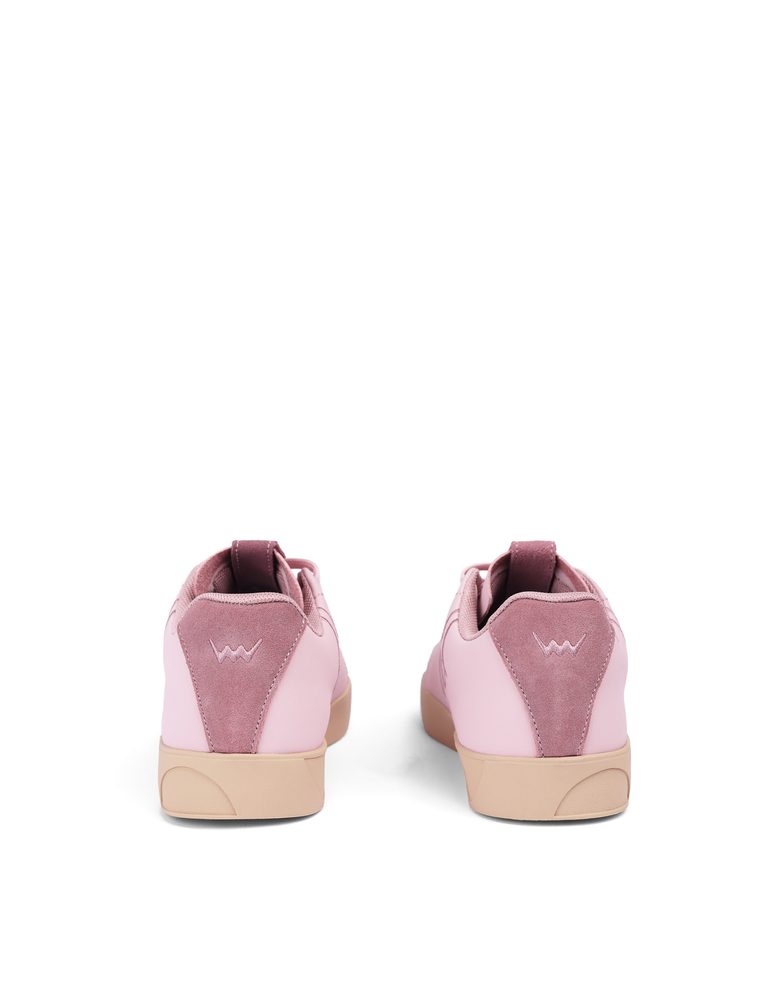 VUCH Dotty Classic Dusty Pink - 38.
Podrážka je tvorená zo 100% prírodného kaučuku a decentne odkazuje na typické bodky, ktoré poznáte z našich kolekcií.
Stavte na klasiku v novom kabáte – DOTTY CLASSIC sú štýl, pohodlie a osobitosť v jednom.

Zvršok z PU Polyuretánu
Podrážka zo 100% prírodného kaučuku
Vytlačený motív bodiek na podrážke
Veľkosti 36–43
Tvarovaná vnútorná vložka, vypolstrovaná pamäťovou penou
Kombinácia hladkého a štruktúrovaného materiálu
 OBUV
Vuch topánky sú originalita, čo šliape.