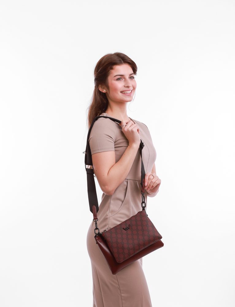 VUCH Clasie MN Wine.

Dve kabelky v jednej, ktoré sa dajú odpojiť
Monogram VUCH na menšej kabelke
Hlavné zapínanie na zips
Dva popruhy - textilný crossbody a retiazkový do ruky
 Monogram
Chceš mať výnimočný šmrnc a byť Vuch každým kúskom?
Vuch je tvoja najvernejšia láska, tak to povedz všetkým bez jediného slova.