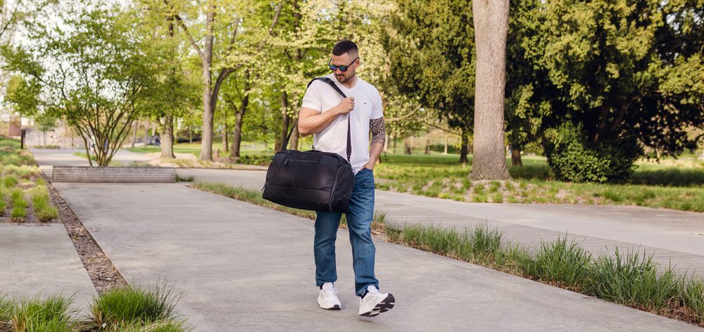 VUCH Zyro Black.

Vnútri polstrovaná kapsa na notebook aj odopínateľný kľúčenka
Na zadnej strane popruh na kufor
Bočné vrecká – ľavá úzka, pravá hlboká na obuv
Pripínací popruh cez rameno s nastaviteľnou dĺžkou
 Cestovné tašky 
Zháňaš spoločníčku, s ktorou budeš tvoriť neoddeliteľnú dvojku pri cestovaní?