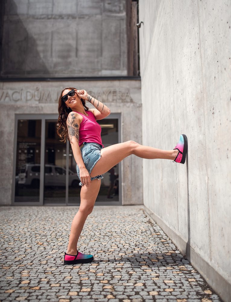 VUCH Seraphyn Spectrum - 41.

Každodenná voľnočasová obuv bez šnurovania
Vnútorná vložka topánky vytvorená pomocou AI
Dve vyšívané logá – jedno veľké v línii na bočnom diele a plné malé na priehlavku topánky
Pružný úplet, vďaka ktorému topánky pekne držia na nohách
Polštárkový golierik okolo päty zaručí pohodlie po celý deň
 OBUV
Vuch topánky sú originalita, čo šliape.