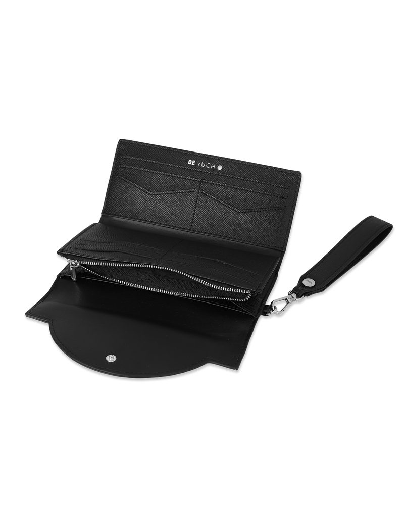 VUCH Femke Big Black.

Hlavné zapínanie na patent
Vrecko na mince so zipsom
Priestranný priestor na bankovky
Odpájacie pútko na ruku
 VEĽKÉ PEŇAŽENKY
Pre všetky zberateľky vernostných kariet, pre dievčatá, ktoré majú rady prehľad vo svojich dokladoch alebo jednoducho pre slečny, ktoré chcú mať všetko poruke a obľubujú veľké peňaženky.