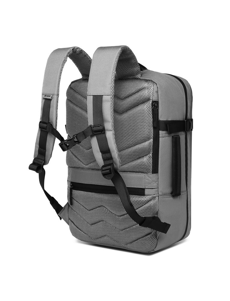 VUCH Foppe Men Grey.

 Celorozopínacia kapsa
 Vonkajšie kapsy na zips
 Množstvo vnútorných priehradiek
Pútko na chrbte batohu pre uchytenie na kufor
Polstrované ramenné popruhy a chrbát pre pohodlné nosenie
 Pánske batohy 
Dokonalosť, jednoduchosť, charakter a štýl.