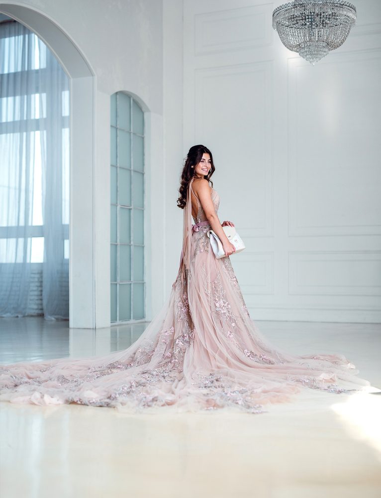 VUCH Magical Anastasia.

Kombinácia potlače, výšivky, kovových prvkov a výrazného prešívania
Magicky snová veľkooká bábika a listy tancujúce vo vetre
Podpis „VUCH BY Dušinka✤“ na zadnej strane kabelky
Dve oddelené vrecká na zips prekryté klopou
 Vušinky
Priprav sa na magickú jazdu do sveta fantázie, kde každý krok znamená nový príbeh a každý moment má nádych kúzla.