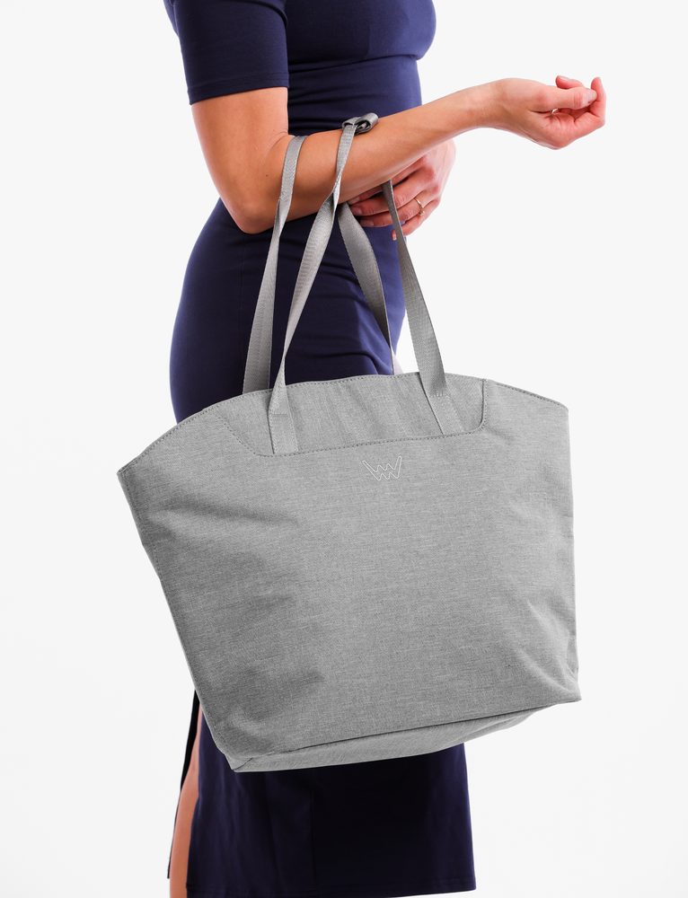 VUCH Wout Grey.

Hlavné zapínanie na zips
Veľa vnútorných vreciek
Priehradka na topánky + fľaša
Vrecko na notebook
Súčasťou je popruh cez telo
 Tašky cez rameno
Chceli by ste tašku, ktorá vám bude verne slúžiť a nikdy vás nenechá v štichu?