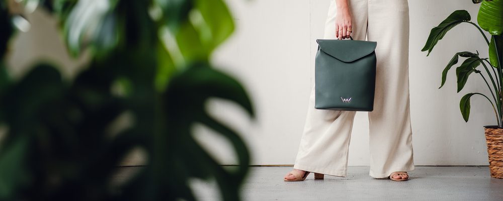 VUCH Joanna Khaki.

Priestranná vnútorná priehradka s dvojitým zapínaním - zips a patent
Praktická vonkajšia priehradka na zips na prednej aj zadnej časti batohu
Vnútorné priehradky na mobil a priehradka na zips
Nastaviteľné ramenné popruhy
 BATOHY 
„Praktickosť, komfort a funkčnosť.