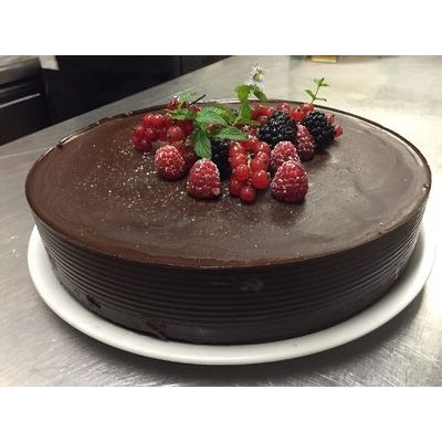 Pompás csokoládétorta gyümölcsös különlegességgel a közepén, glutén- és laktózmentesen