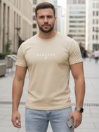 Férfi egyszínű bézs póló felirattal