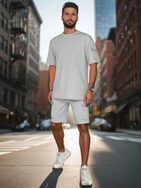 Szemet gyönyörködtető férfi együttes zsebekkel szürke színben