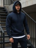 Vonzó sötétkék kapucnis pulóver