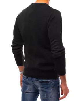 Kényelmes fekete pulóver