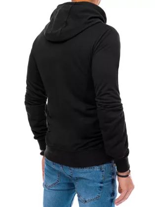 Vonzó fekete kapucnis pulóver