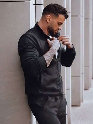 Egyszerű fekete melegítő együttes