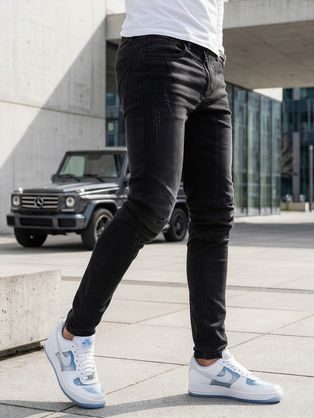 Bájos férfi fekete farmer