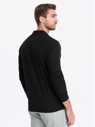 Kényelmes fekete galléros póló