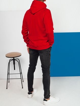 Vonzó piros kapucnis pulóver