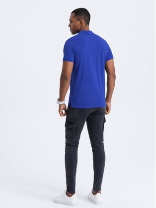 Kényelmes sötét kék galléros póló