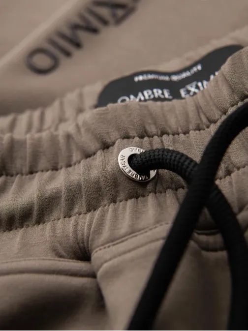 Trendi melegítőnadrág férfiaknak barna V3 OM-PASK-0223