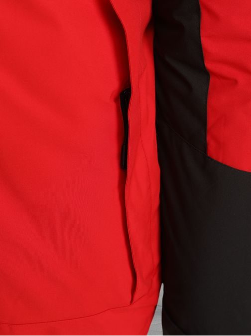 Piros és fekete téli kabát kapucnival