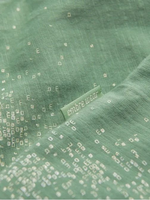 Oliva zöld póló szétszórt betűkkel V5 TSFP-0179