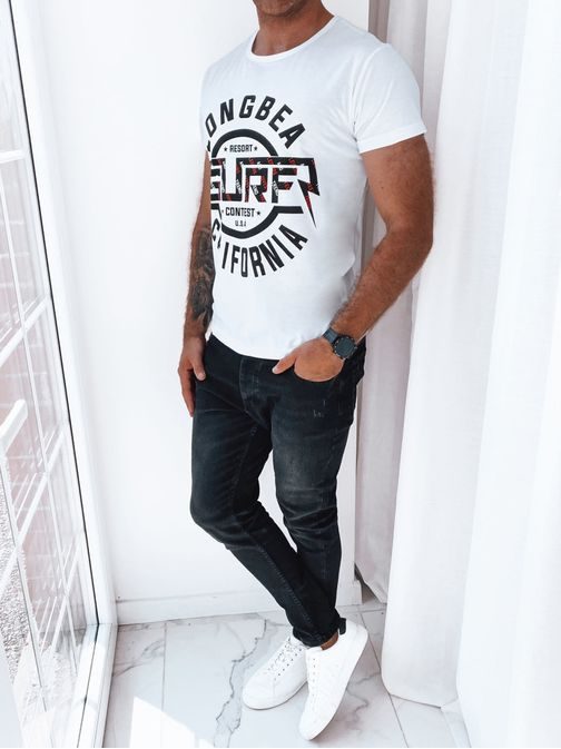 Fehér póló feltűnő felirattal