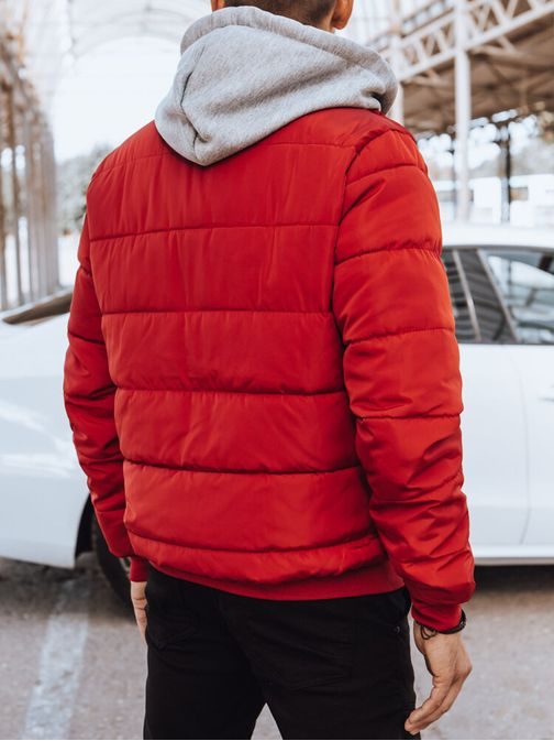 Vonzó piros kapucnis dzseki