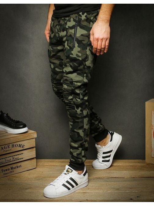 Sötétzöld terepmintás melegítő nadrág