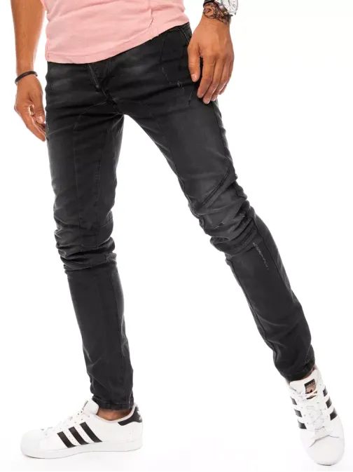 Bájos férfi fekete farmer