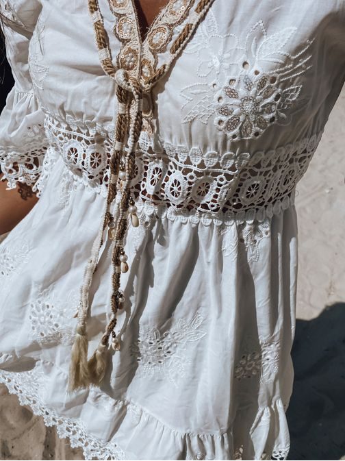 Csodálatos fehér női nyári ruha Birma