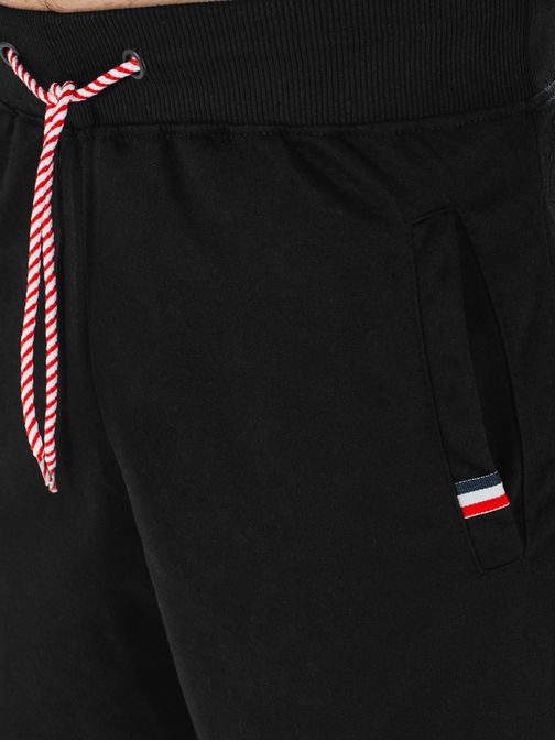 Kényelmes fekete rövidnadrág logóval
