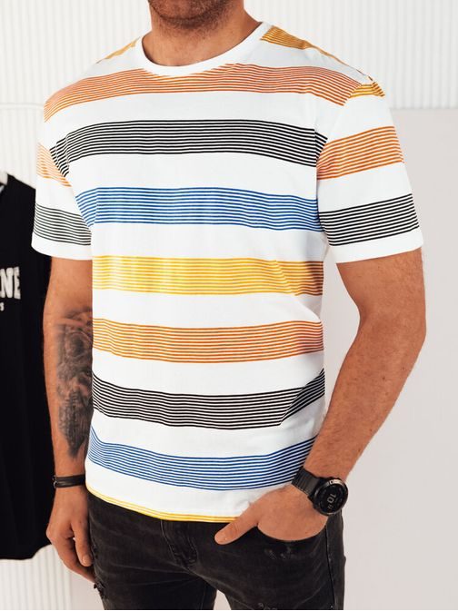 Időtlen fehér póló csíkos mintával