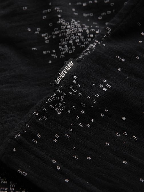 Fekete póló szétszórt betűkkel V8 TSFP-0179