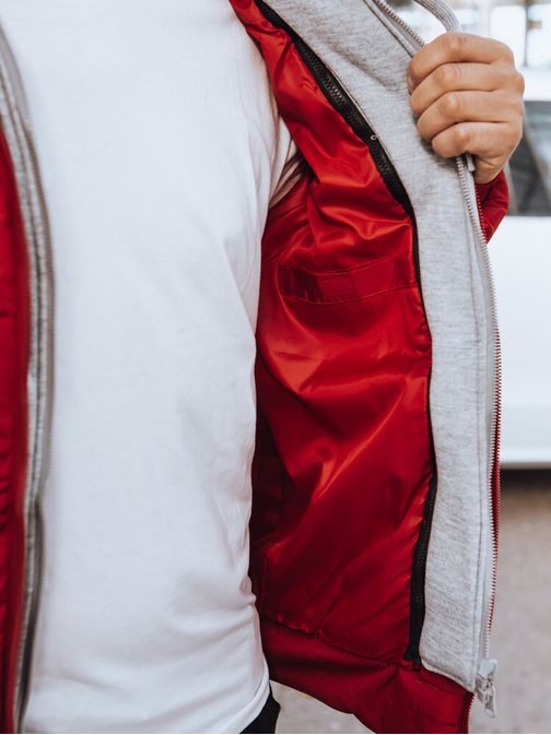 Vonzó piros kapucnis dzseki