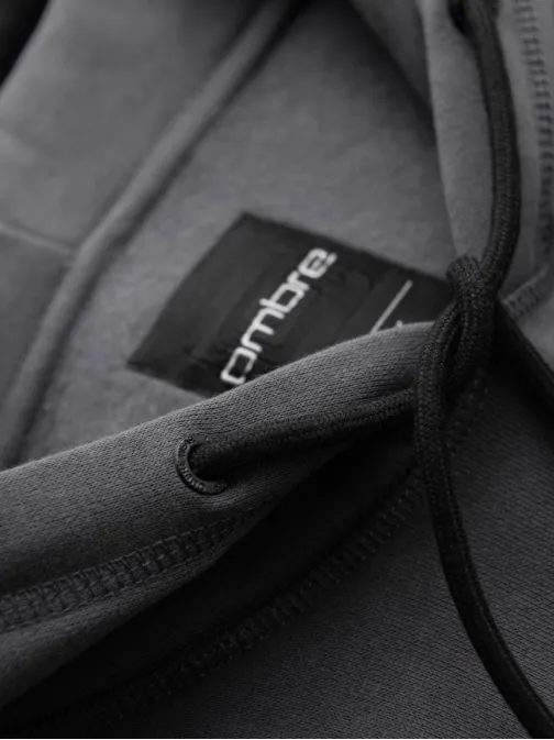 Menő szürke kapucnis pulóver mellkasi felirattal V2 OM-SSNZ-0241 OM-SSNZ-0241