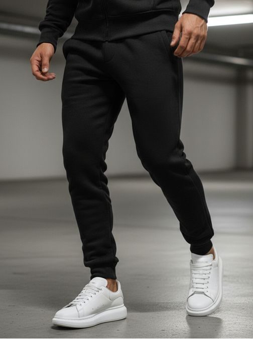 Egyszerű fekete melegítő együttes