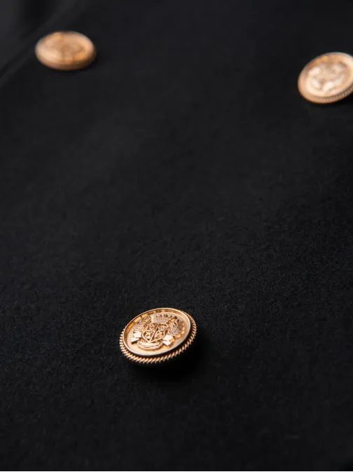 Hosszú fekete kabát, díszgombokkal V1 OM-COWC-0145